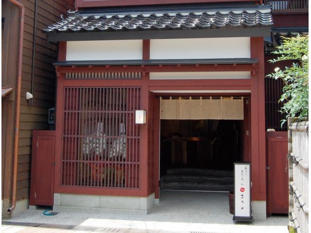 朱色の町家作りの建物が目印。