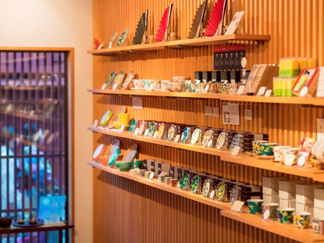 一階は「かわいい」がコンセプトの工芸品セレクトショップ。お気に入りが見つかるかも。