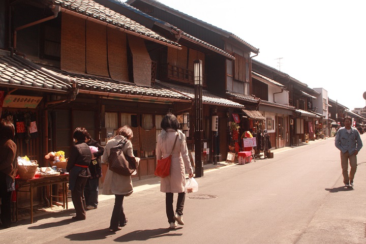 犬山の風情ある街並みの中に工房がございます。