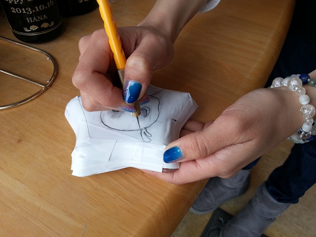 お好きな模様をお皿に彫っていきます♪