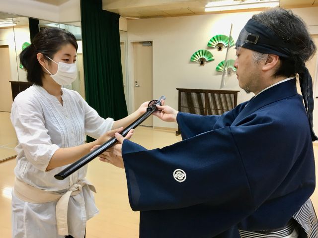 居合の稽古でも使われる重さのある刀(もしくは舞刀)を使用します。