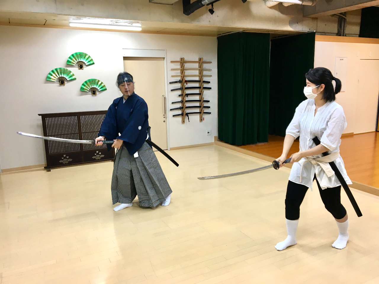 姿勢を正し、基本的な刀の扱いに挑戦しましょう。