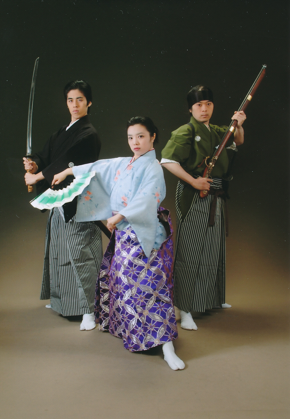 講師は各流派で長年稽古し、門下生を指導している師範資格を持つ剣舞師達