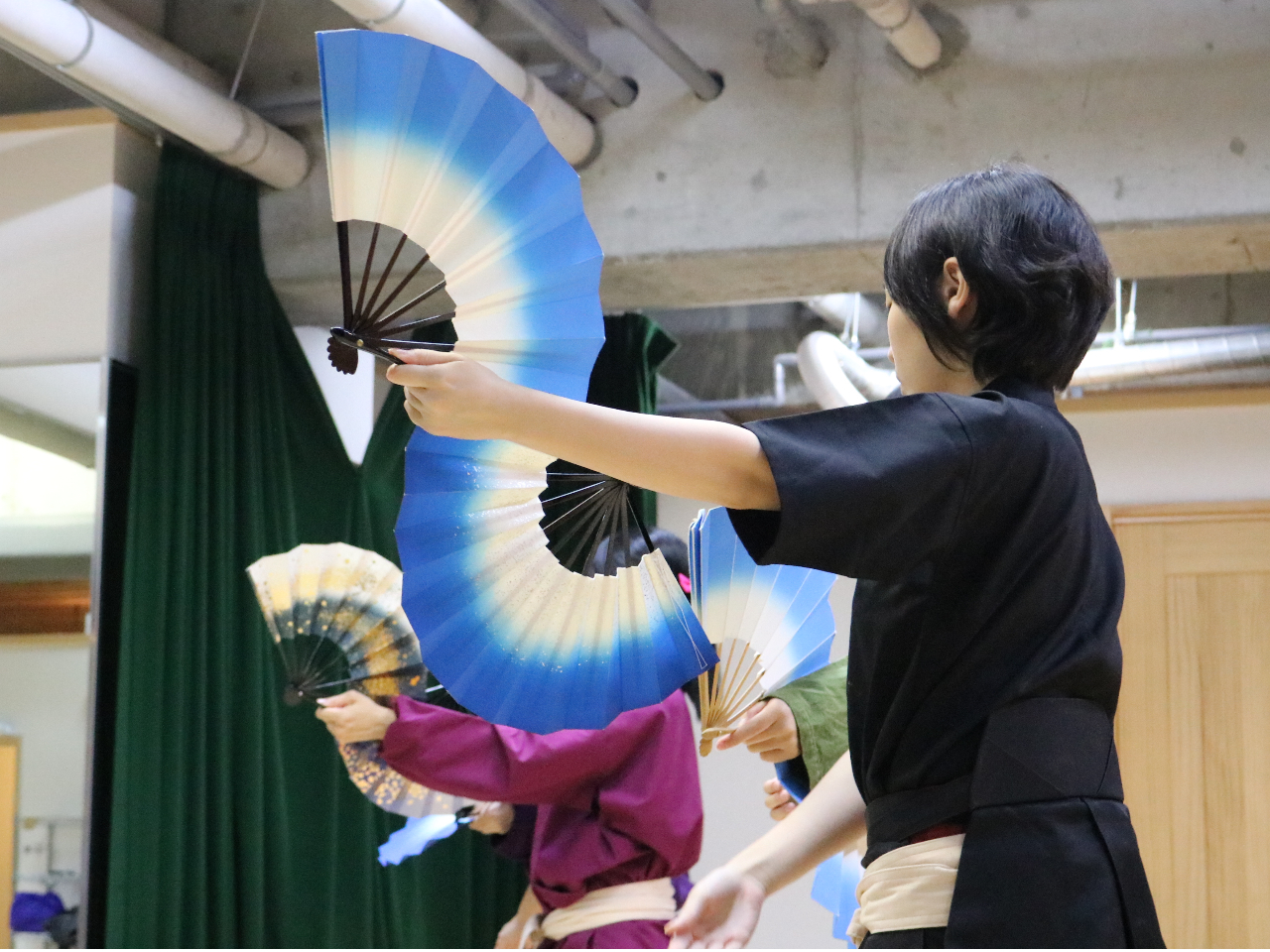 qł̕\̈łBԒȊOɂlXȕ\Aq𓁂ɌĂĐ킢̃V[𕑂Ƃ܂B