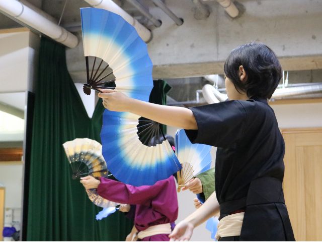 お扇子での表現の一例です。花鳥風月以外にも様々な表現があり、扇子を刀に見立てて戦いのシーンを舞うこともあります。