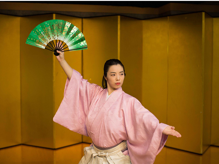 和歌や漢詩に合わせて扇で舞う「扇舞体験」