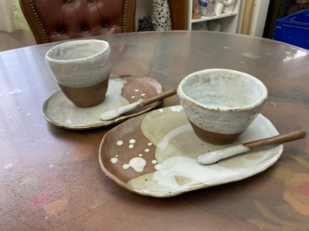 カップルで1組ずつ作られました。1キロの粘土で1組作れます。