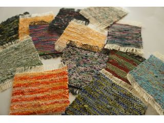 色とりどりの裂き織コースターです。