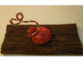 オブジェの下に。