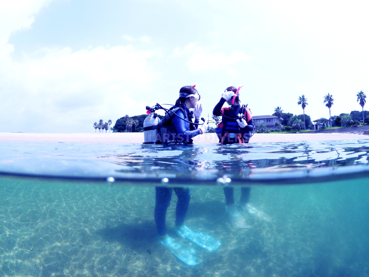 足の着く浅い水深から始めますので初めての方でも安心して潜っていただけます♪