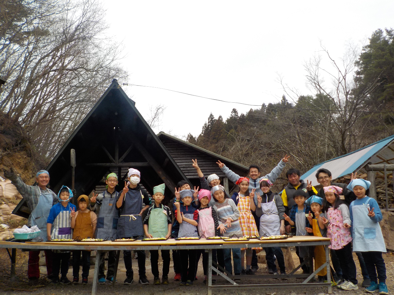 石窯の前で…トッピングが終わって、窯の中に入れて焼き上げる前に!!記念撮影です。
