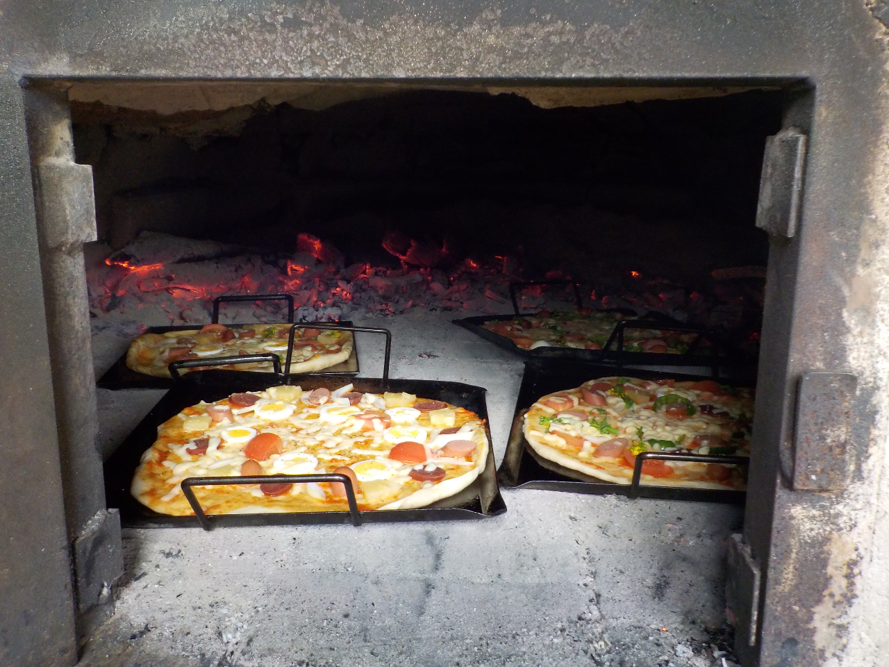 本格石窯で焼き上げるピザは、表面はカリカリ、中はジューシーです。