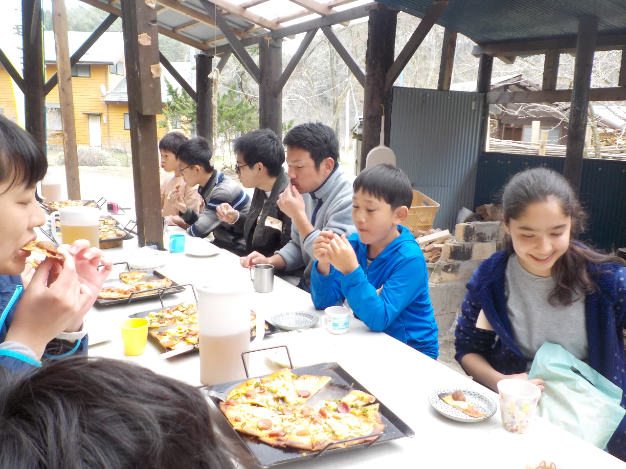 焼きたての石窯ピザを食べると自然と笑顔になります。満足・満足…