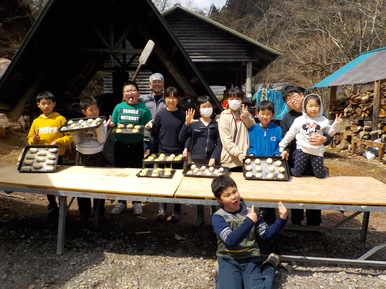 手作りパンが出来て、いよいよ石窯に入れて焼き上げます。