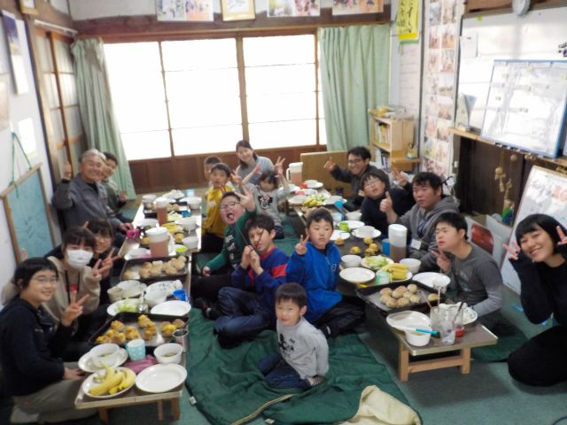 焼き上がりの石窯パンをみんなでいただきますタイム。笑顔になります。