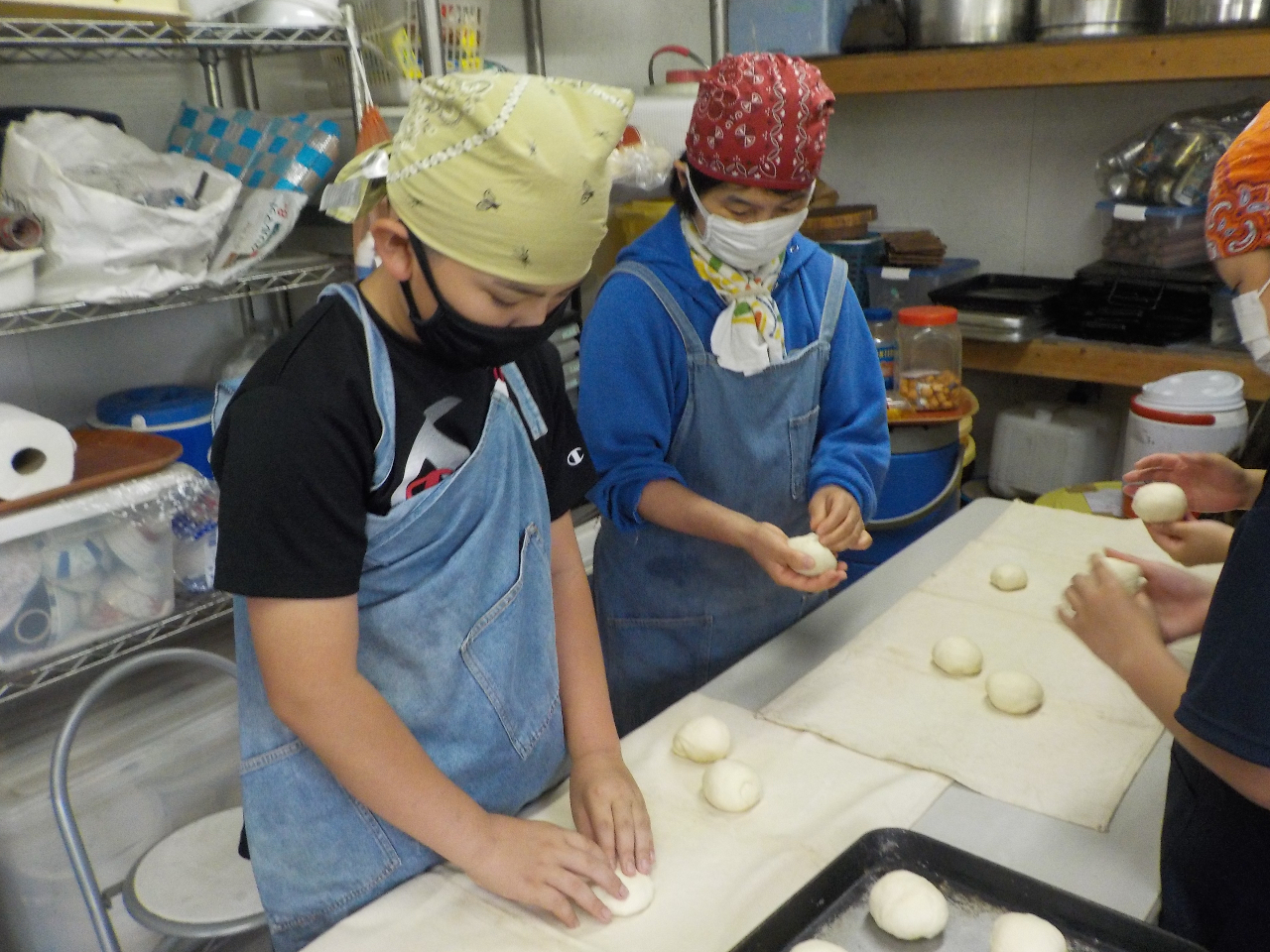 1次発酵が終わって、成形しているところ。