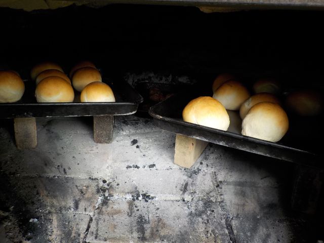 石窯でじっくり焼き上げていきます。香ばしい香りがこの時も〜