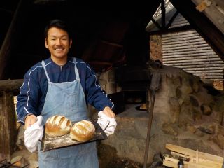 本格石窯で焼いたオリジナルパンです。じっくり焼き上げた石窯パンは、独特の香ばしさです。