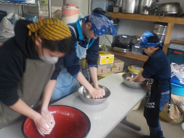 うどんを粉から練ってまとめている所