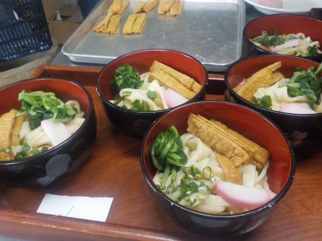 美味しい手打ちうどんの出来上がりです。夏は冷やだれで! 寒いときは暖かくして…どちらも対応できますので、お申し出ください。