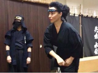 本格的な手裏剣の稽古。手裏剣は本来は投げるものではないのですが、それでも打つ稽古をします。その稽古の目的を知るのが大切なことなのです。