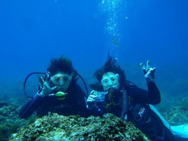 そして綺麗なお魚が戯れる水中の世界へ水中の中にて記念撮影をいたしまーす。