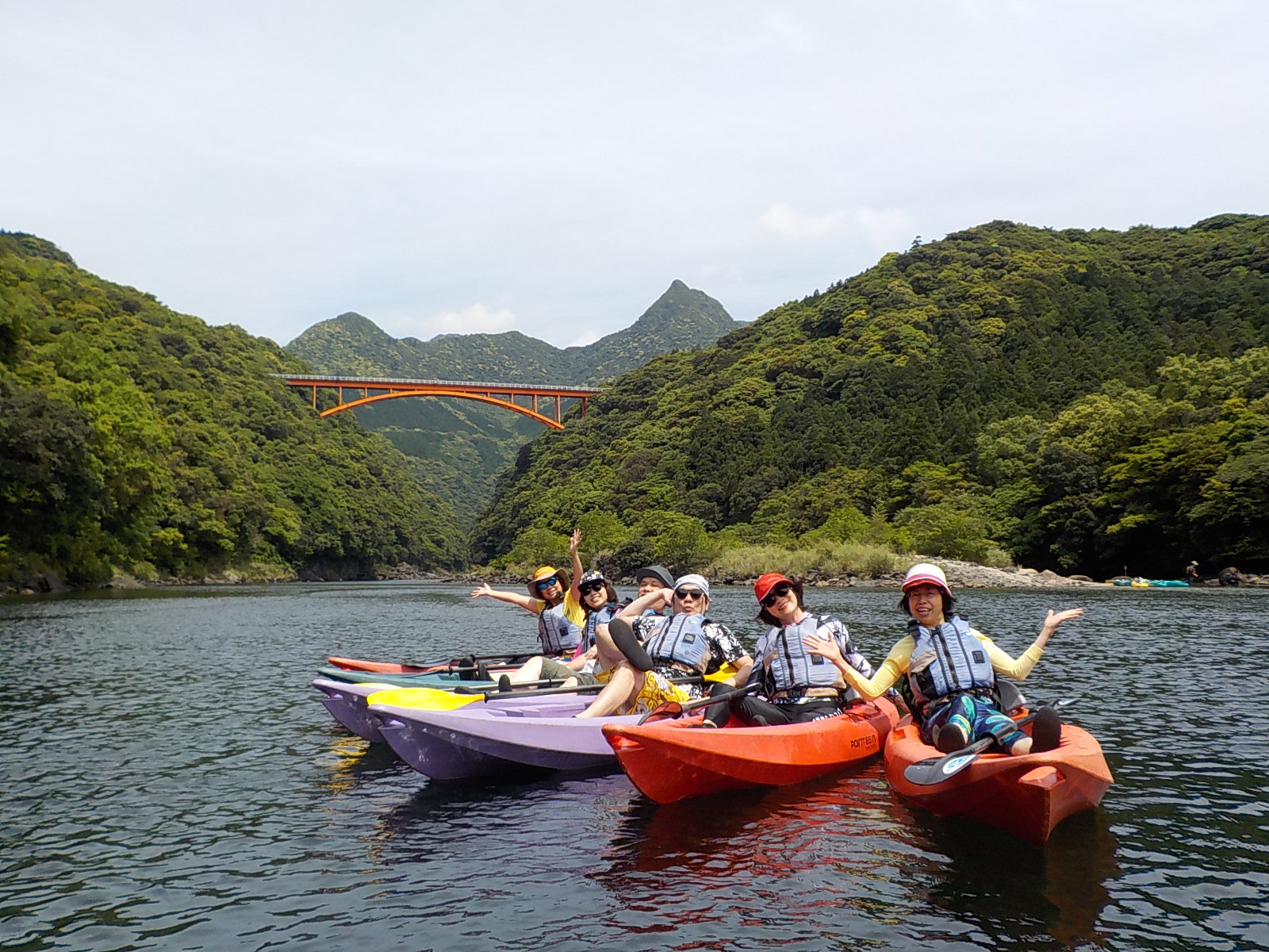 春田バス停前、安房港から車で約5分の青い看板が目印です。
日本カヌー連盟A公認カヌースクール指導員がサポートするので、初めての方でも安心★
3歳から体験OKなので、家族みんなでチャレンジできます!