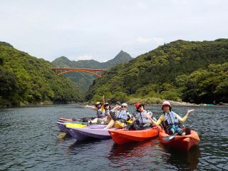 日本カヌー連盟A公認カヌースクール指導員がご一緒するので初心者でも安心。雄大な景色の中で、心も体もリラックス&リフレッシュ♪
