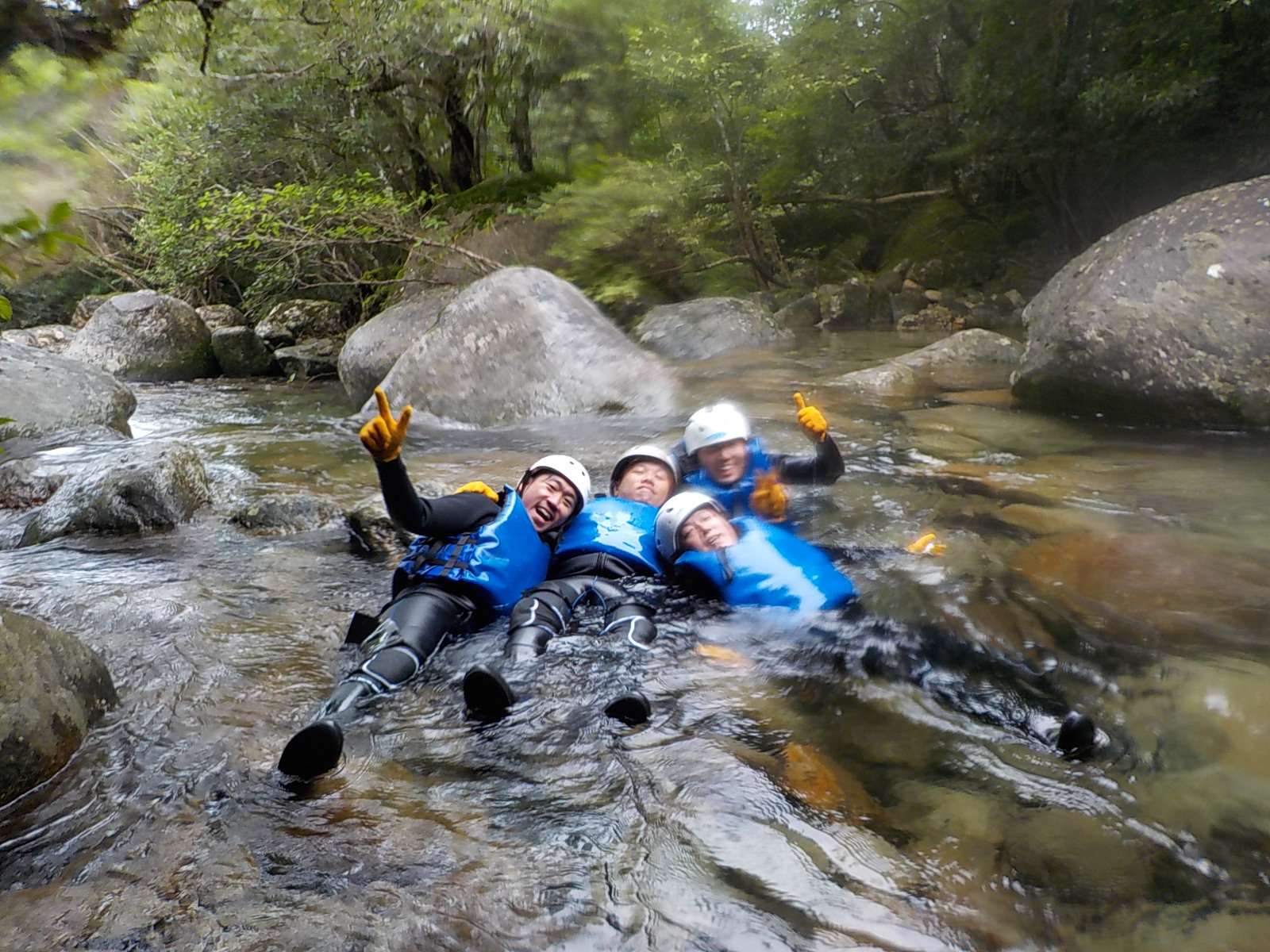 マイナスイオンたっぷりの天然シャワーに包まれる♪屋久島の命の水を全身で浴びる沢遊び♪
