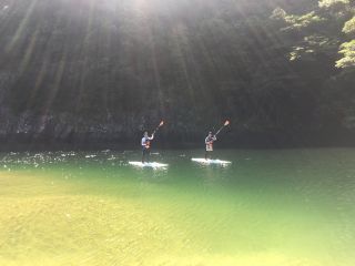 日本カヌー連盟A公認カヌースクール指導員がご一緒するので初心者でも安心。雄大な景色の中で、心も体もリラックス&リフレッシュ♪