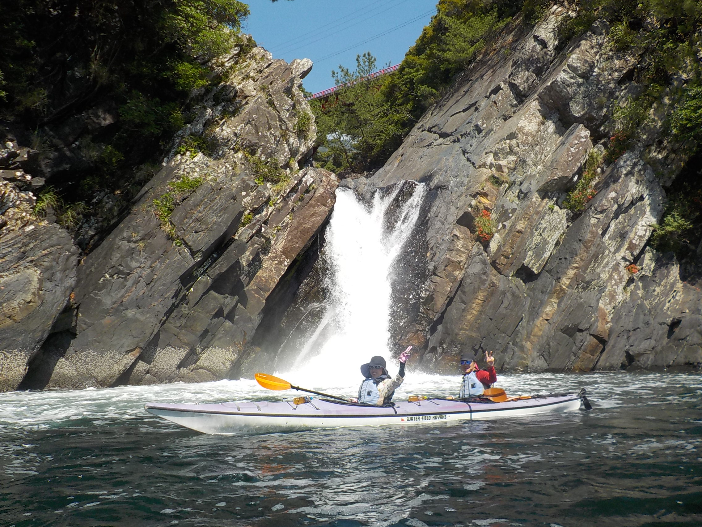 全国的に珍しい海に直接流れ落ちるトローキの滝♪シーカヤックでマイナスイオンのしぶきを浴びる海上散歩♪