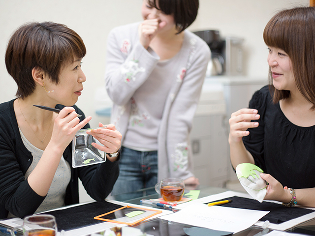 <レッスン風景>お喋りしながら…黙々と集中しながら…ご自身のペースで楽しく作りましょう☆