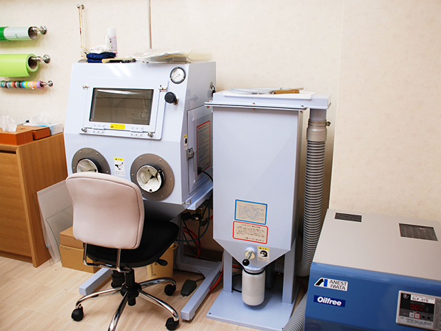 <サンドブラスター>こちらの機械で彫刻をほどこします☆