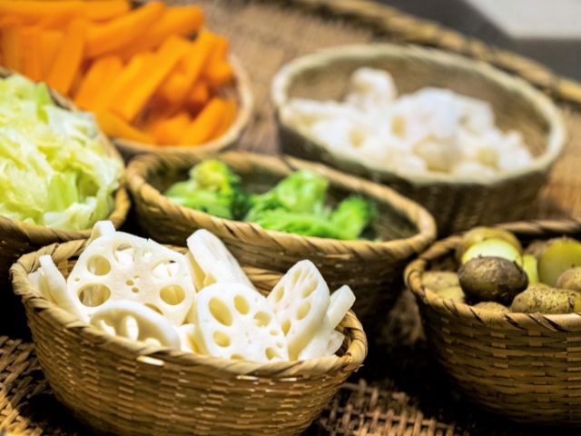 さまざまな種類の蒸し野菜をお召し上がりください