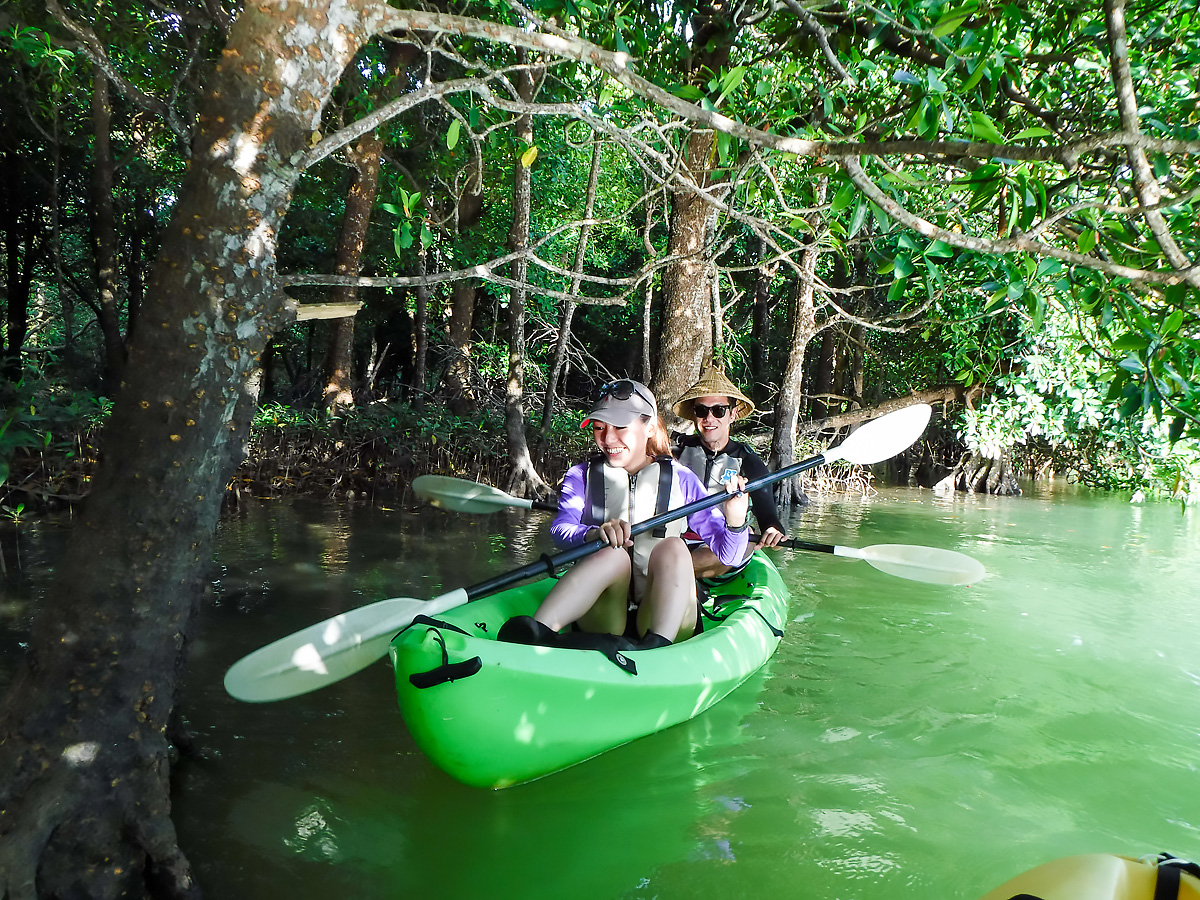 お手軽プチ冒険に出かけよう!!国定天然記念物のマングローブ林が生い茂る宮良川をカヌーに乗ってクルーズ体験!マングローブのトンネルを行く