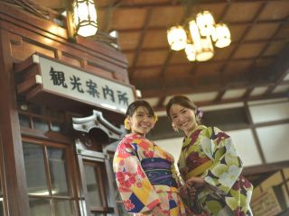 ご縁スタイルから歩いて1分で出雲大社正門の大鳥居。日本一のパワースポットで写真をたくさん撮ってね!※散策中のお荷物は当店でお預かりいたします。