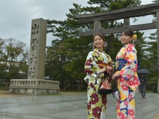ご縁スタイルから歩いて1分で出雲大社正門の大鳥居。日本一のパワースポットで写真をたくさん撮ってね!※散策中のお荷物は当店でお預かりいたします。