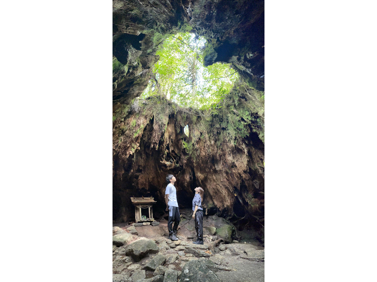 エメラルドグリーンの川原