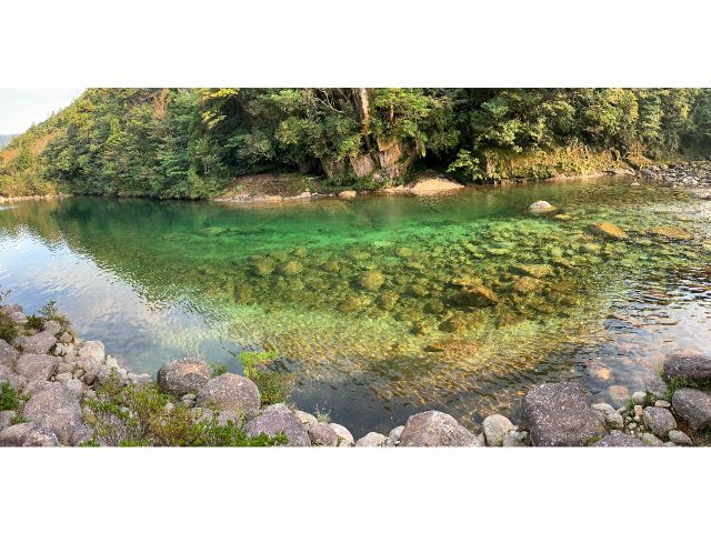 エメラルドグリーンの河原