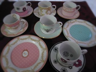 カップ&ソーサーやケーキ皿など幾つかの中から選んで自由にカスタマイズも可能です
どなたにでも完成度の高い作品作りが体験できます。