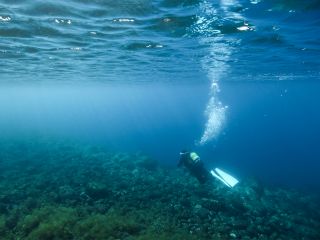 日常を忘れ 真っ青な透き通った海で癒される。