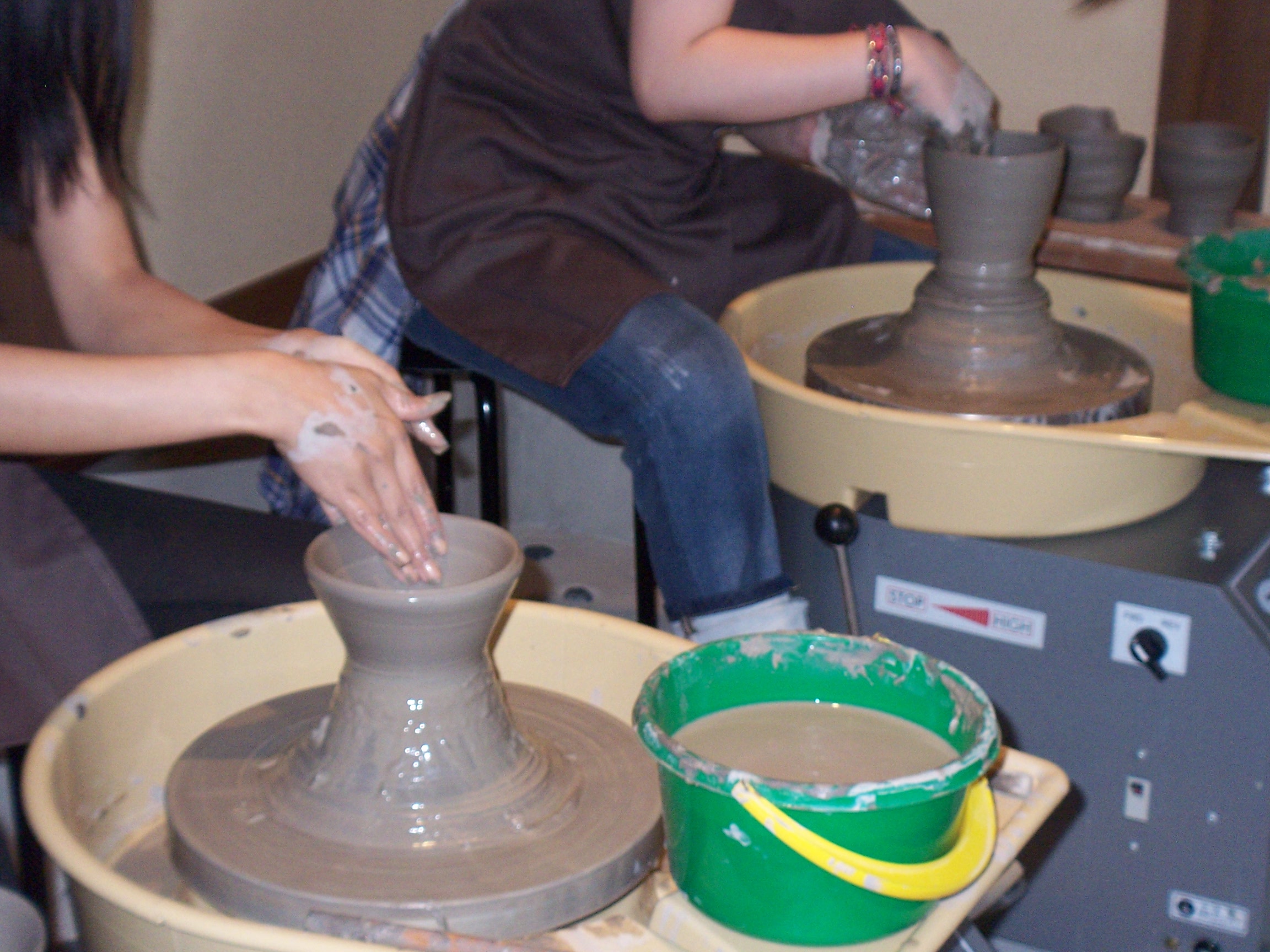 電動ろくろ陶芸体験の様子です