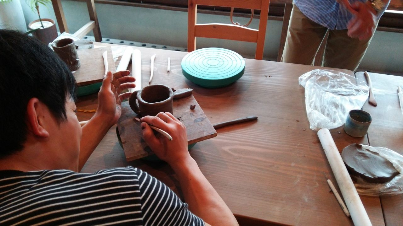 手びねり陶芸体験の様子です