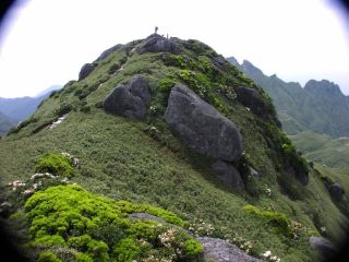 花崗岩が散らばる山頂。標高1936メートルの九州で1番高い宮之浦岳です。
天気が良い日は、海の向こうに開聞岳や大隅半島が見える事もあります。