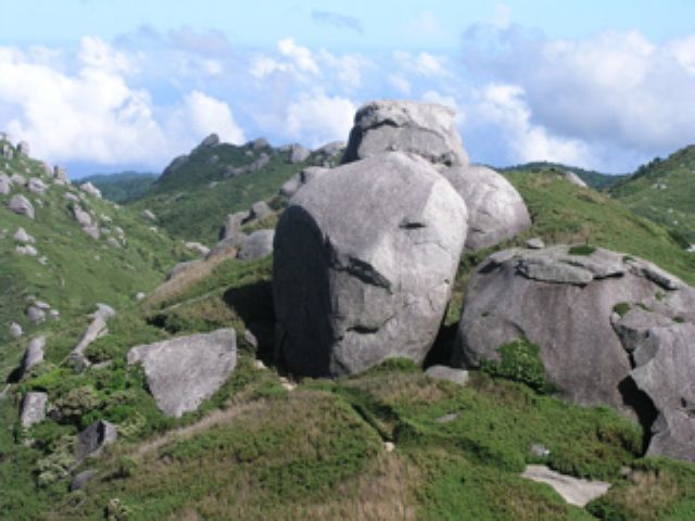 宮之浦岳手前の小さなピーク、標高1867メートルの栗生岳です。島の南西の集落「栗生」の守り神が祀られていて、岩奥には祠もあります。
