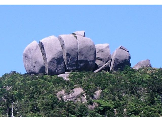 まるで豆腐に切れ目を入れたような大きな岩が、標高1711mの高盤岳の山頂にあります。見た目の通り、「トーフ岩」という名前が付いています。