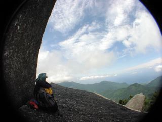 太忠岳山頂、標高1497m。天気が良い日は、前方に海、種子島、安房(あんぼう)の集落などが望めます。最高に気持ちの良い場所です。