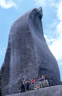 �����x�R���ɂ��鍂��40m�������鋐��ȉԛ���ł��B�����Z�H���Ċ��ꂽ�f�ʂ��A�ƂĂ����ꂢ�ȃE�F�[�u������Ă��܂��B