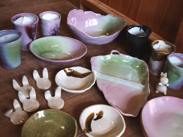 手びねり完成作品です。このようにお好きな色合いで焼くことが出来ます。