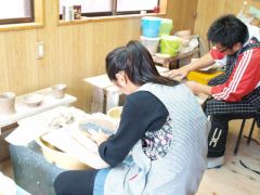 手びねり体験の様子です。